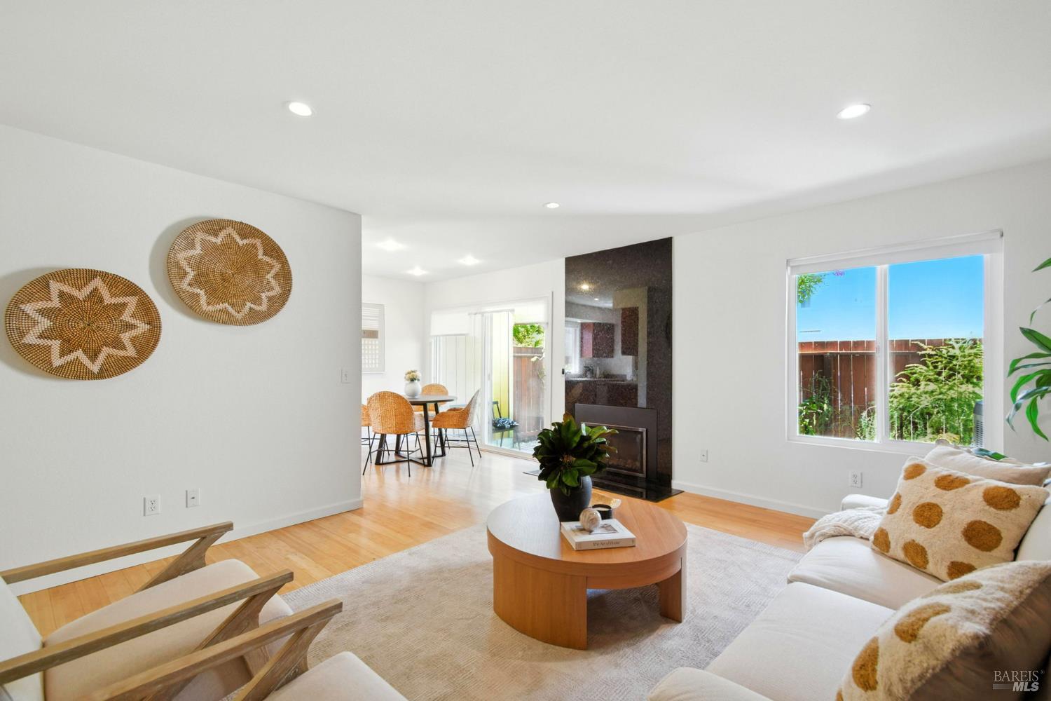 Detail Gallery Image 6 of 38 For 433 Enterprise Dr, Rohnert Park,  CA 94928 - 3 Beds | 2/1 Baths