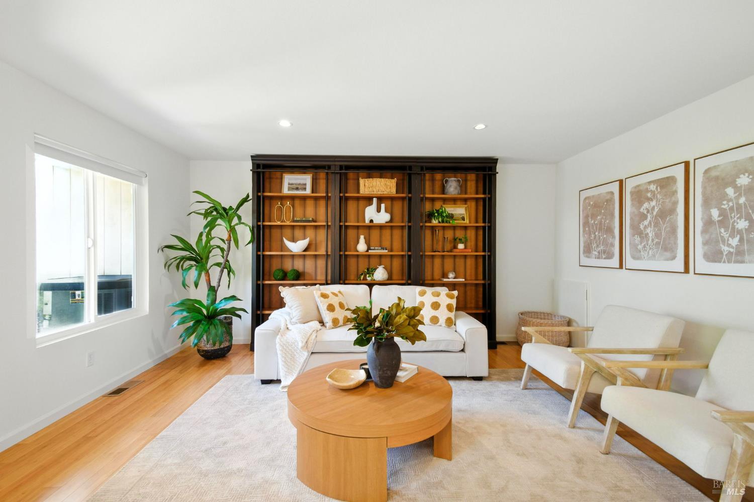Detail Gallery Image 9 of 38 For 433 Enterprise Dr, Rohnert Park,  CA 94928 - 3 Beds | 2/1 Baths