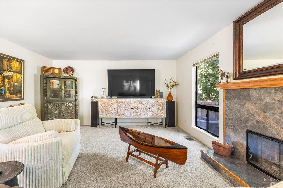 Detail Gallery Image 6 of 34 For 1367 Sylvan Ct, Healdsburg,  CA 95448 - 3 Beds | 2/1 Baths