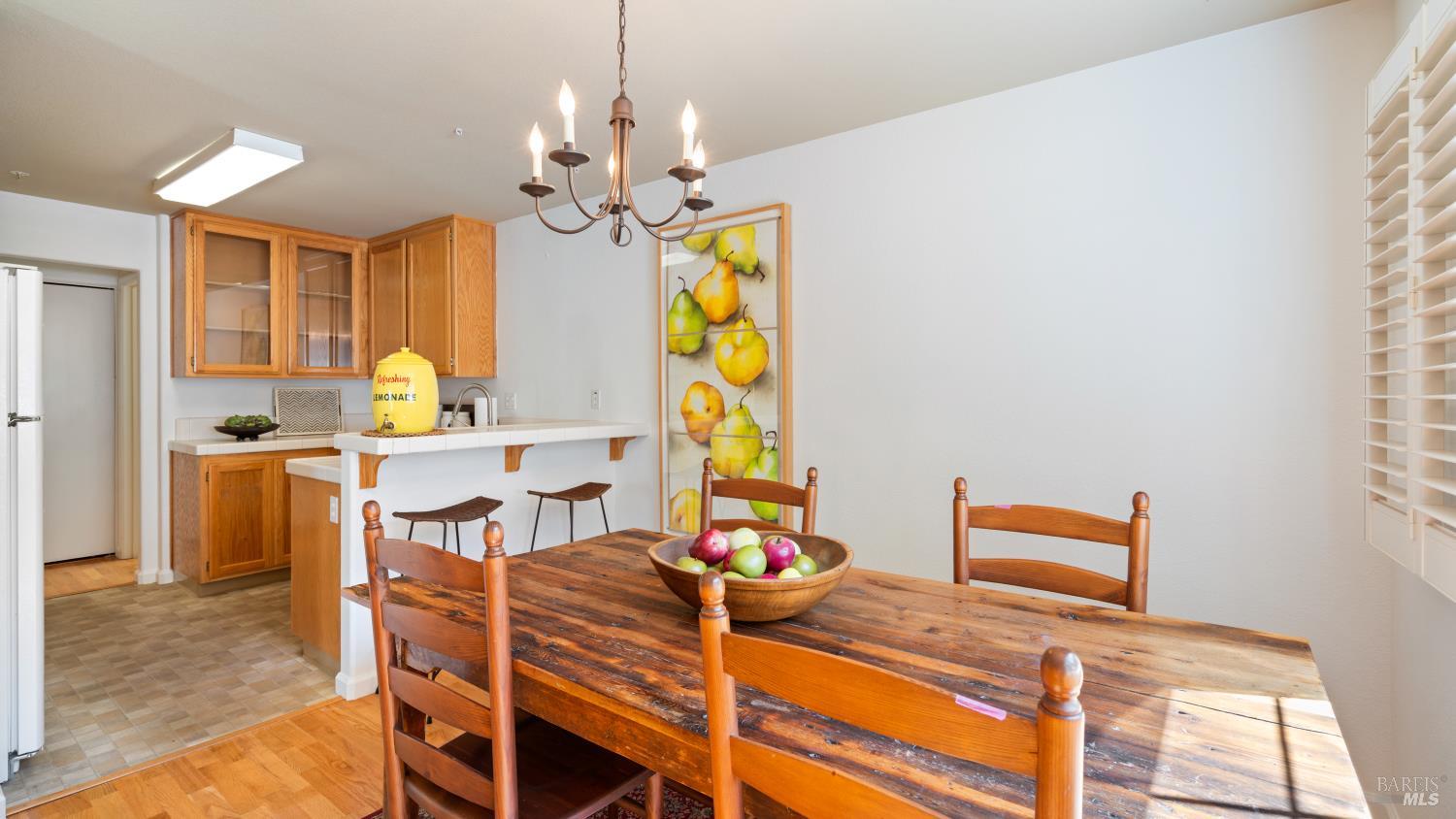 Detail Gallery Image 9 of 55 For 871 Chardonnay Cir, Petaluma,  CA 94954 - 3 Beds | 2/1 Baths