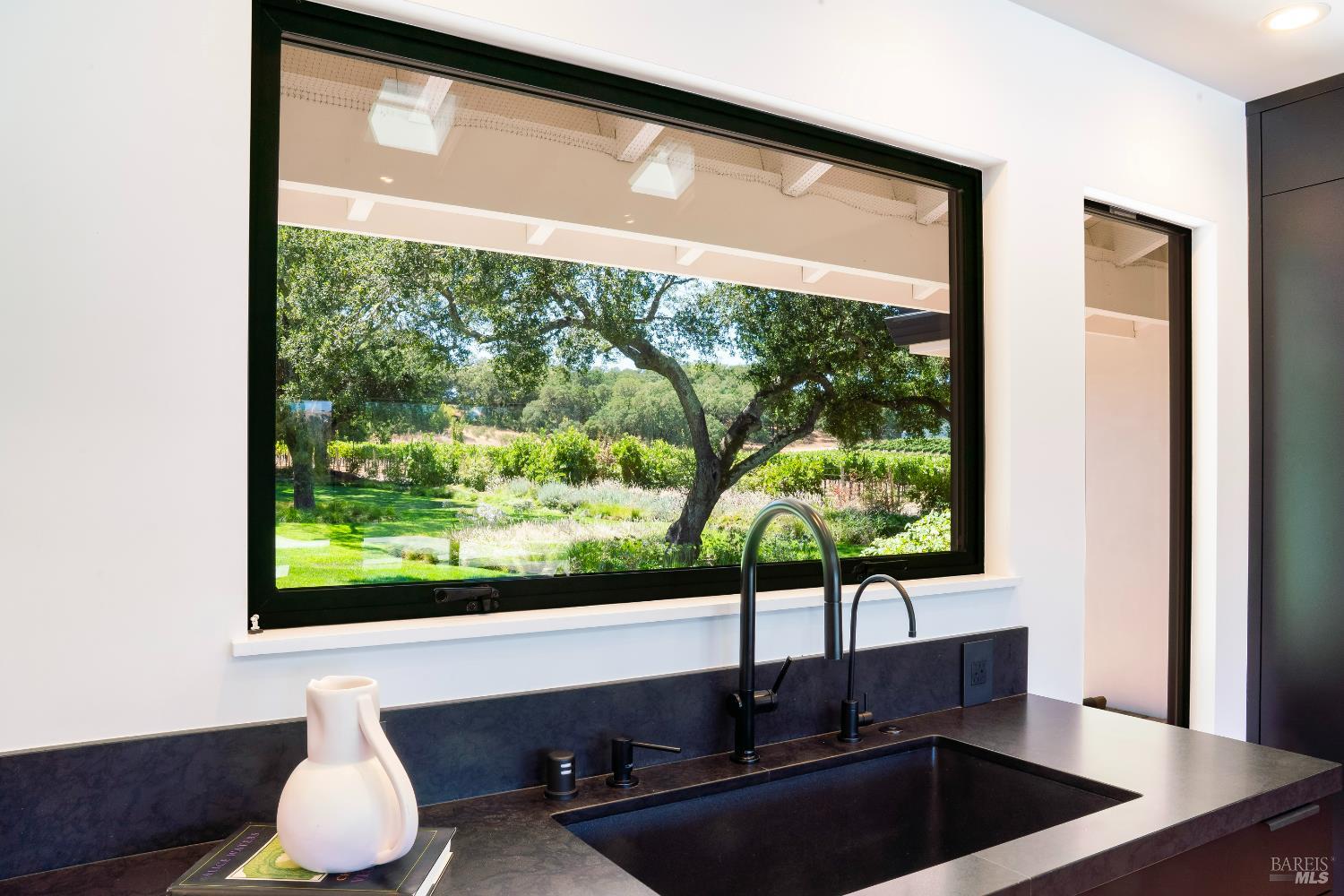 Detail Gallery Image 11 of 44 For 13671 Chalk Hill Rd, Healdsburg,  CA 95448 - 3 Beds | 3 Baths