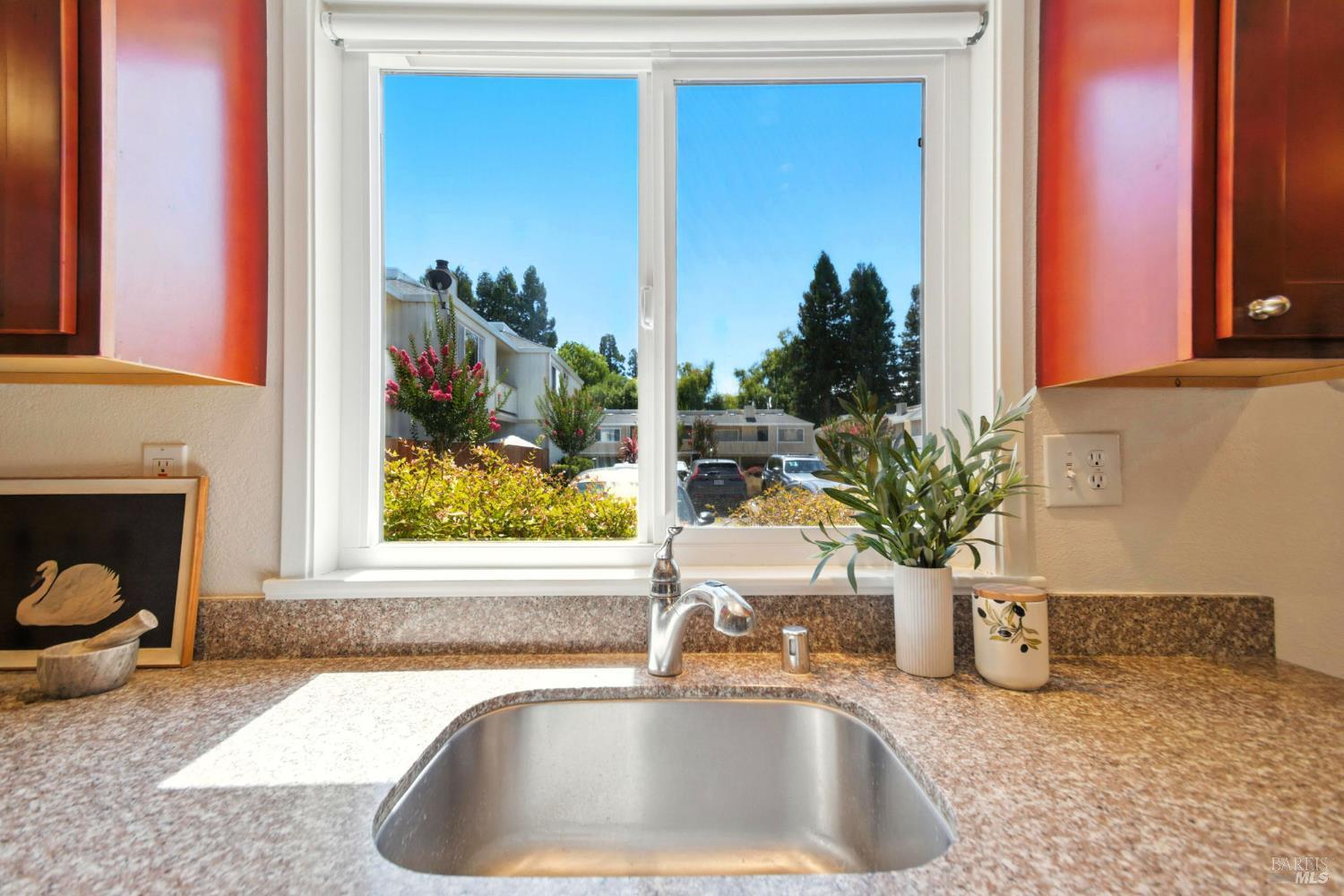 Detail Gallery Image 13 of 38 For 433 Enterprise Dr, Rohnert Park,  CA 94928 - 3 Beds | 2/1 Baths