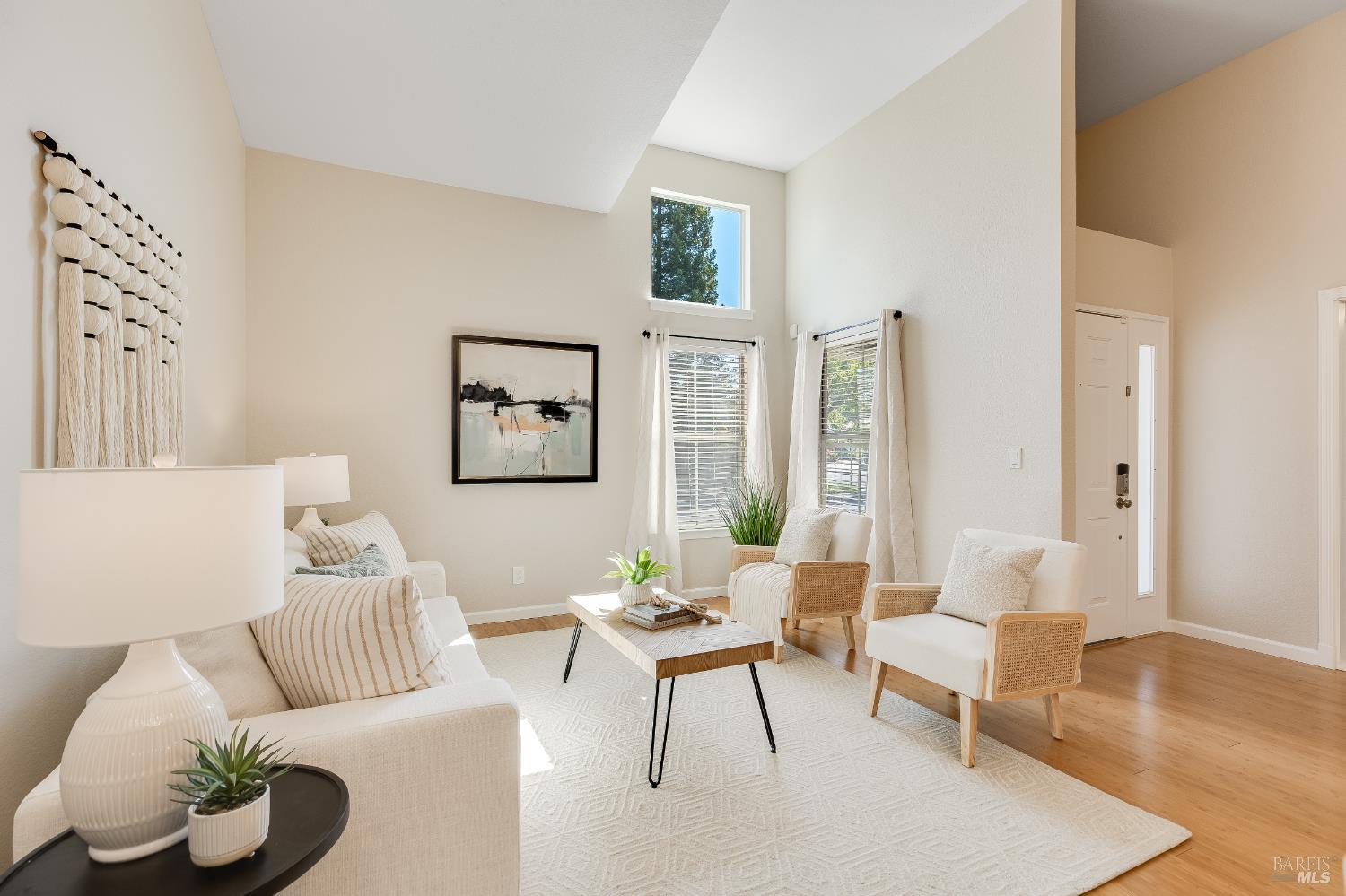 Detail Gallery Image 3 of 34 For 755 Oak Hollow Ave, Vacaville,  CA 95687 - 3 Beds | 2 Baths