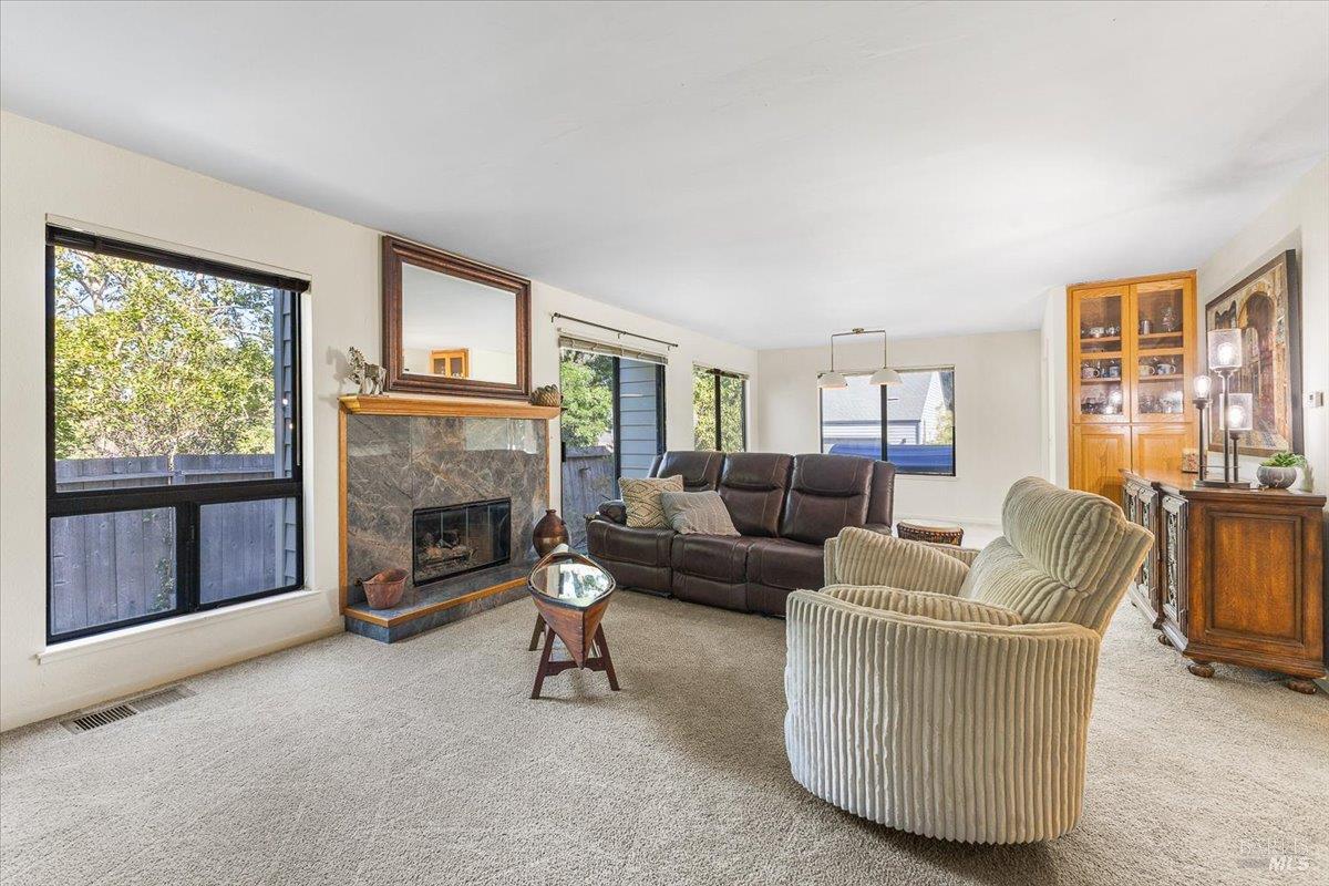 Detail Gallery Image 8 of 34 For 1367 Sylvan Ct, Healdsburg,  CA 95448 - 3 Beds | 2/1 Baths
