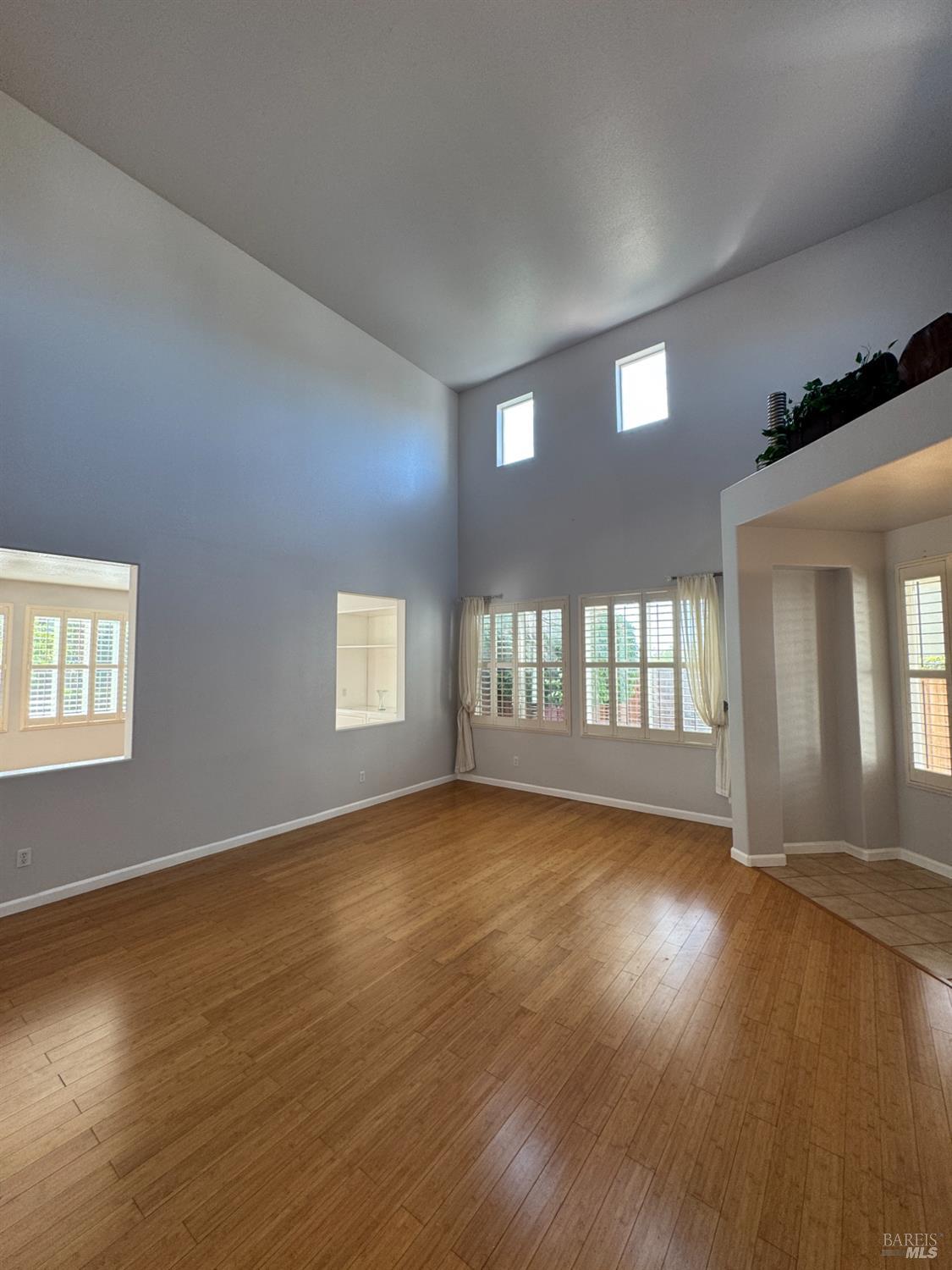 Detail Gallery Image 4 of 58 For 3330 Harbor Moon Ct, Vallejo,  CA 94591 - 5 Beds | 3 Baths
