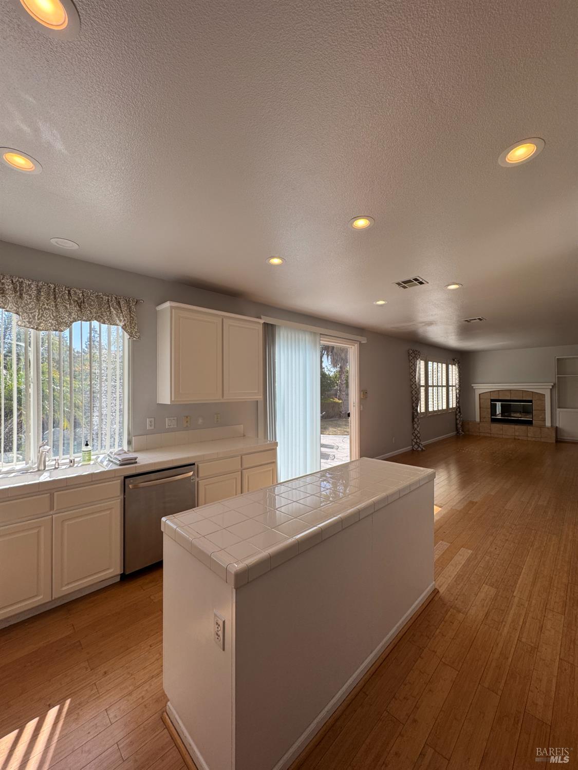 Detail Gallery Image 23 of 58 For 3330 Harbor Moon Ct, Vallejo,  CA 94591 - 5 Beds | 3 Baths
