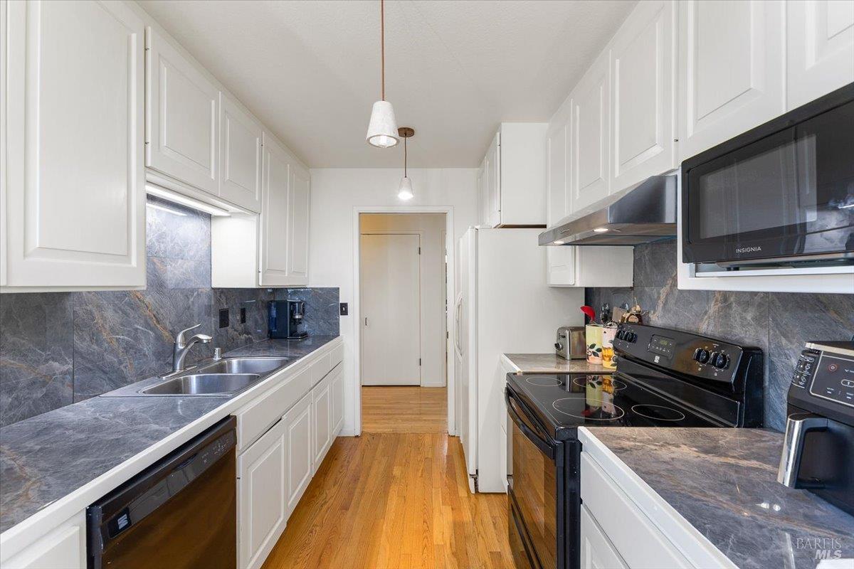 Detail Gallery Image 13 of 34 For 1367 Sylvan Ct, Healdsburg,  CA 95448 - 3 Beds | 2/1 Baths