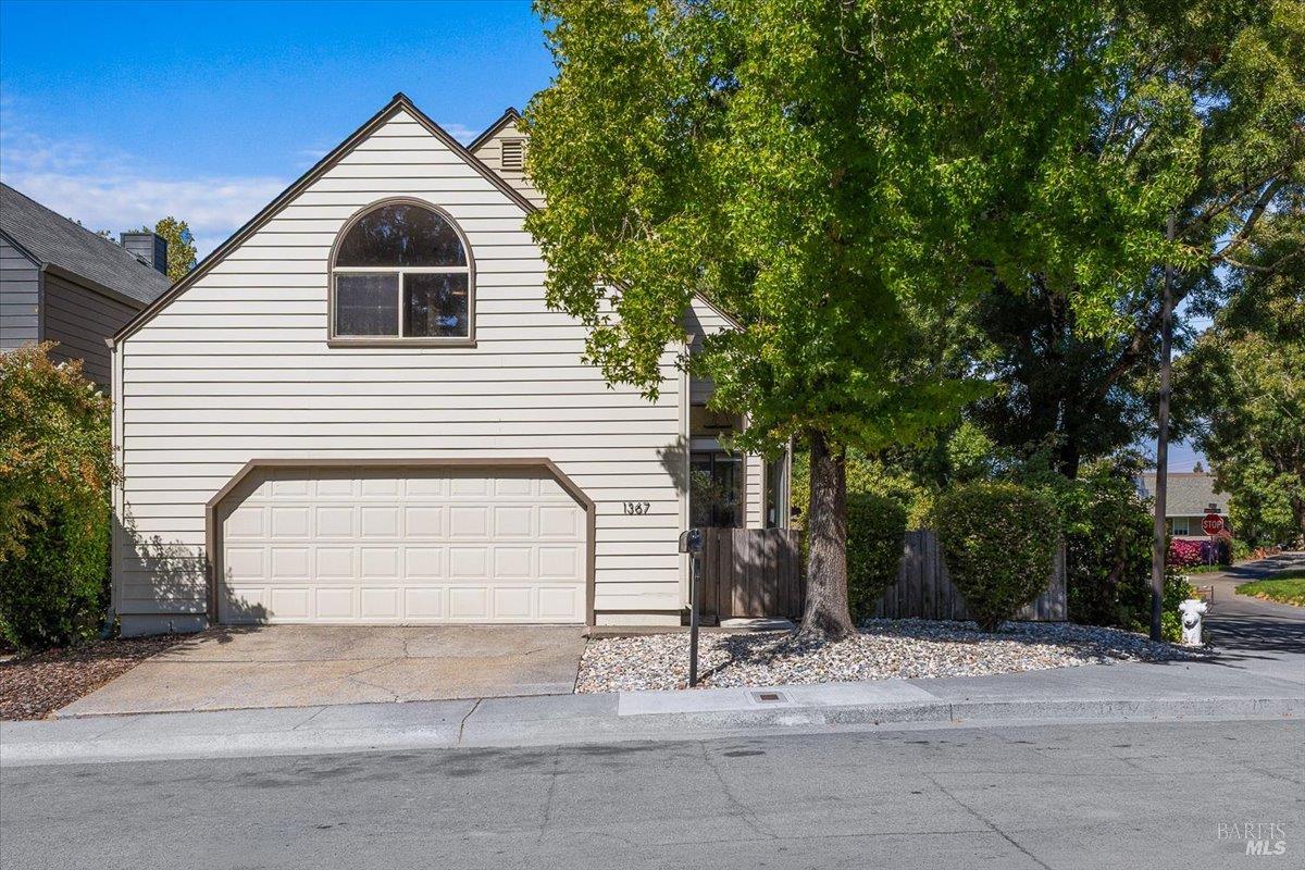Detail Gallery Image 2 of 34 For 1367 Sylvan Ct, Healdsburg,  CA 95448 - 3 Beds | 2/1 Baths