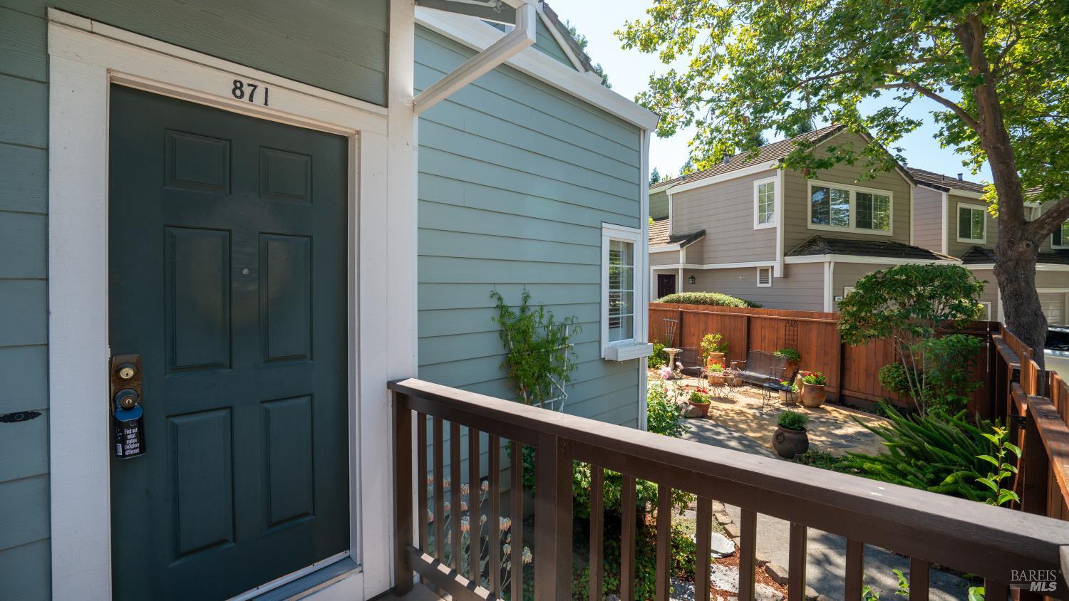 Detail Gallery Image 4 of 55 For 871 Chardonnay Cir, Petaluma,  CA 94954 - 3 Beds | 2/1 Baths