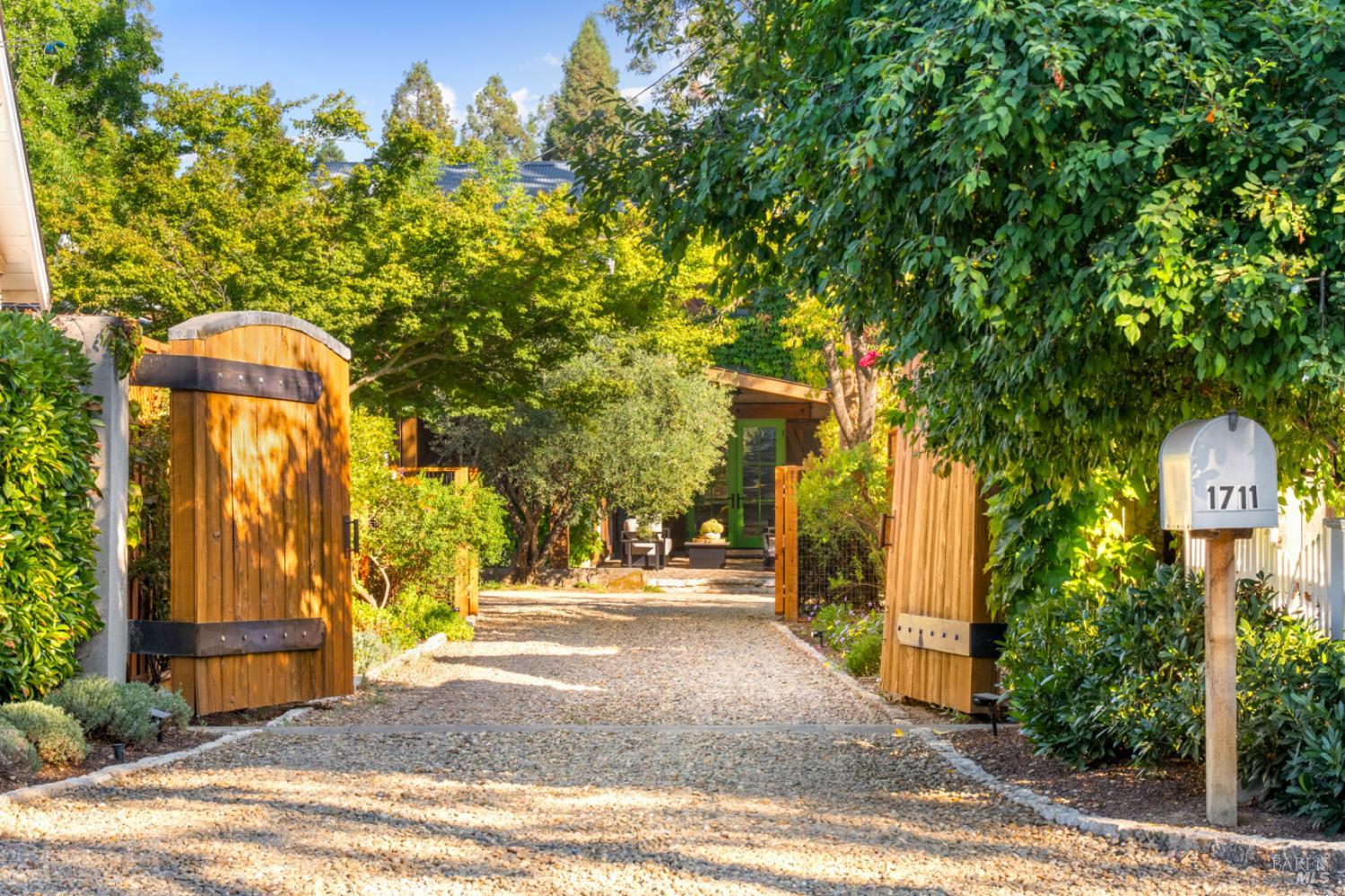 Detail Gallery Image 2 of 46 For 1711 Tainter St, Saint Helena,  CA 94574 - 4 Beds | 4/1 Baths