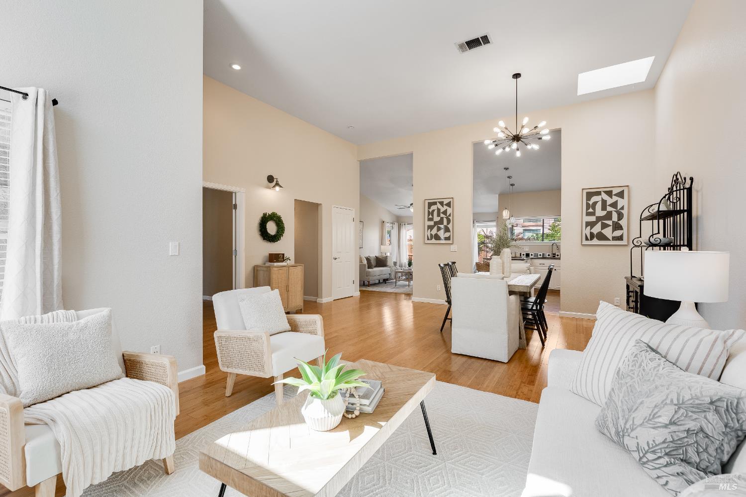 Detail Gallery Image 5 of 34 For 755 Oak Hollow Ave, Vacaville,  CA 95687 - 3 Beds | 2 Baths