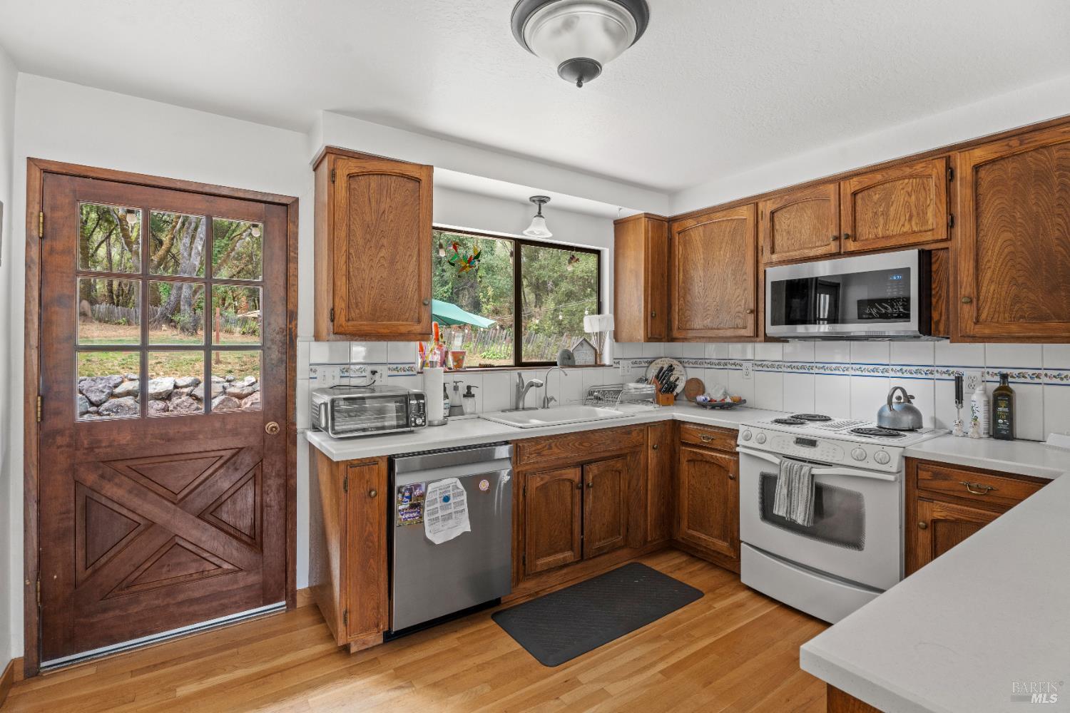 Detail Gallery Image 3 of 30 For 9510 W Side Potter Valley Rd, Potter Valley,  CA 95469 - 3 Beds | 2 Baths