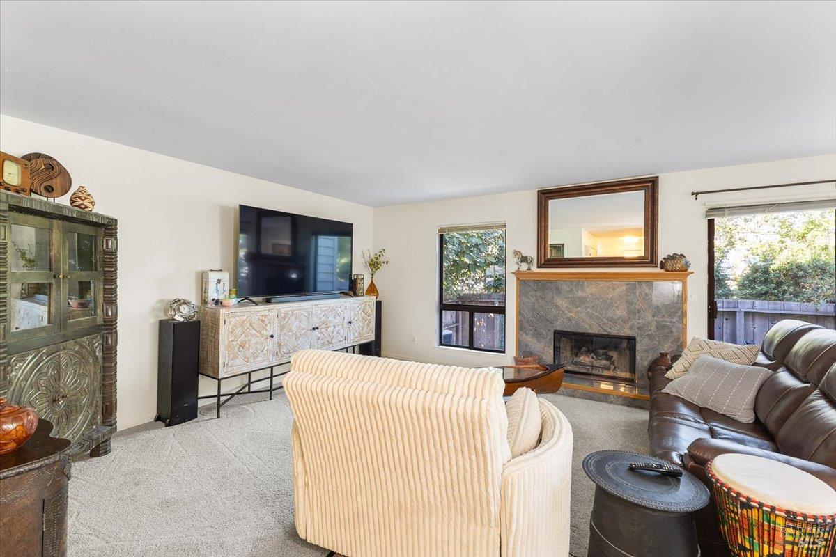 Detail Gallery Image 5 of 34 For 1367 Sylvan Ct, Healdsburg,  CA 95448 - 3 Beds | 2/1 Baths