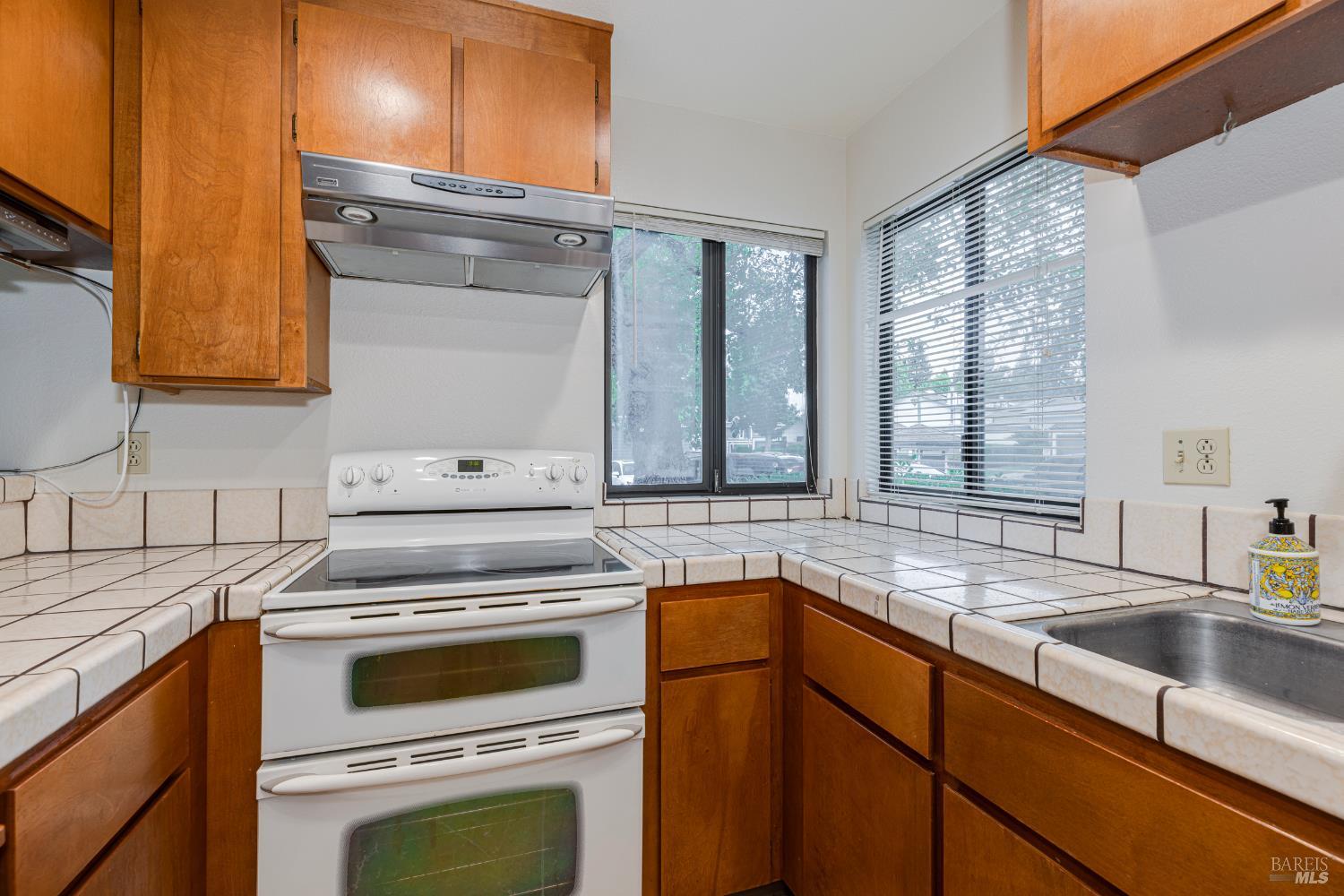 Detail Gallery Image 8 of 43 For 601 Marylyn Cir, Petaluma,  CA 94954 - 3 Beds | 2 Baths
