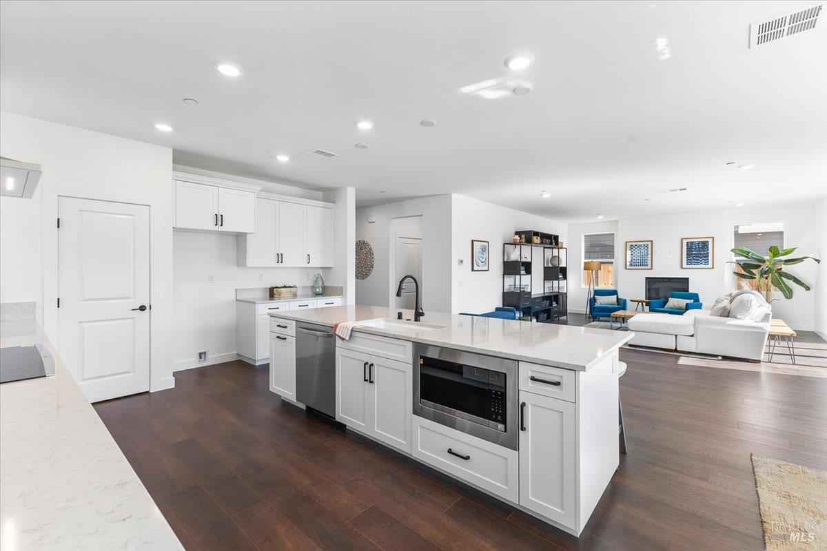 Detail Gallery Image 9 of 31 For 7305 Willowglen Dr, Rohnert Park,  CA 94928 - 4 Beds | 3/1 Baths