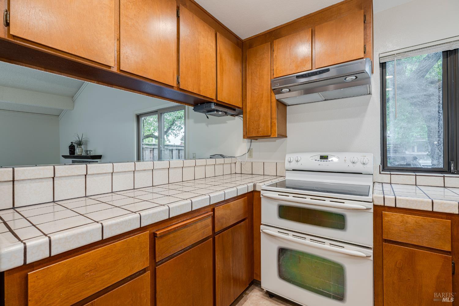 Detail Gallery Image 9 of 43 For 601 Marylyn Cir, Petaluma,  CA 94954 - 3 Beds | 2 Baths