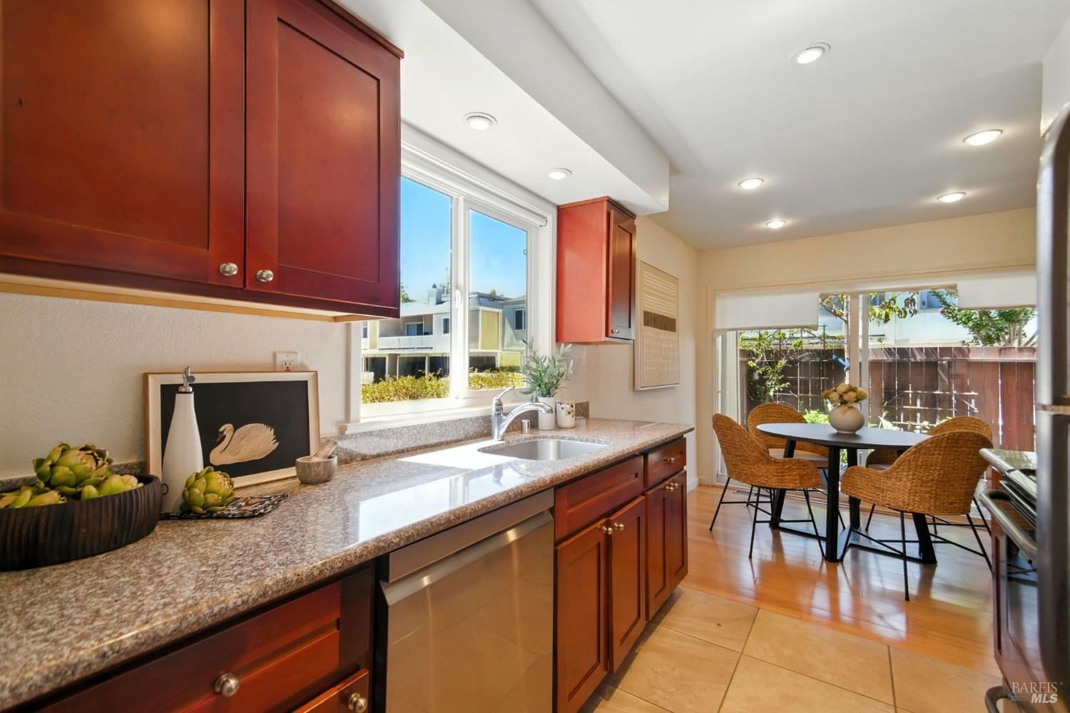 Detail Gallery Image 11 of 38 For 433 Enterprise Dr, Rohnert Park,  CA 94928 - 3 Beds | 2/1 Baths