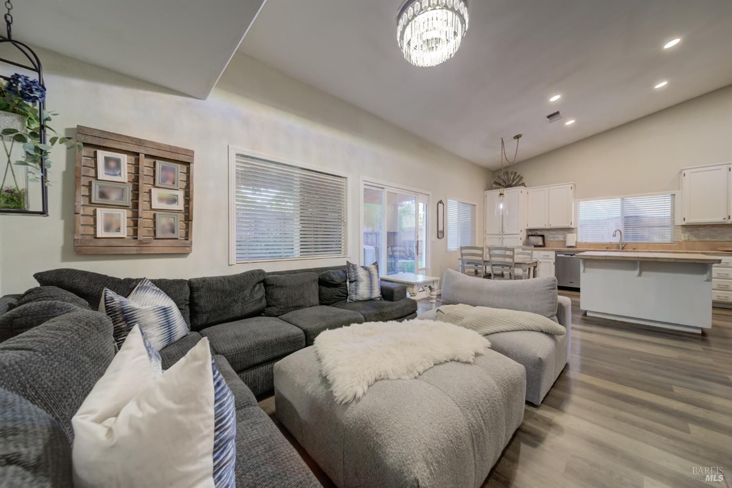 Detail Gallery Image 13 of 30 For 524 Feather River Way, Vacaville,  CA 95688 - 4 Beds | 3 Baths