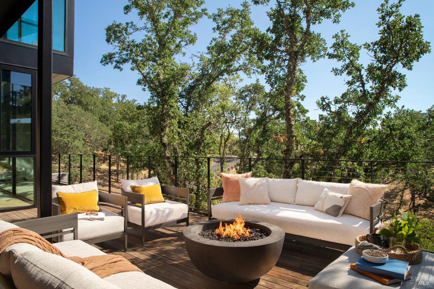 Detail Gallery Image 14 of 22 For 165 Sw Sycamore Ct, Healdsburg,  CA 95448 - 5 Beds | 6/1 Baths
