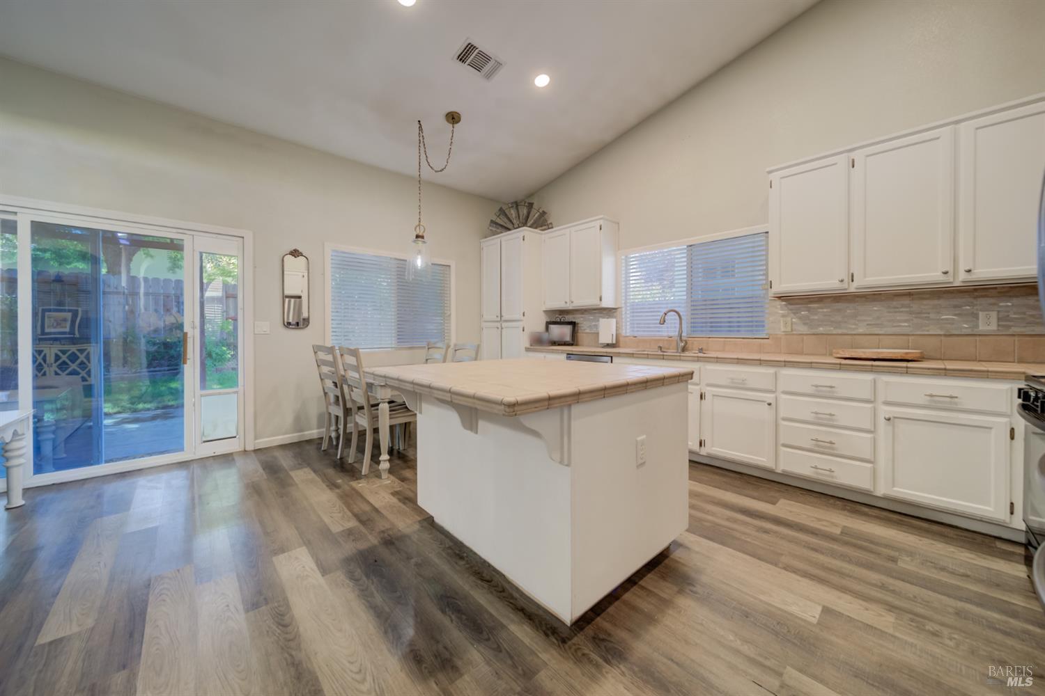 Detail Gallery Image 7 of 30 For 524 Feather River Way, Vacaville,  CA 95688 - 4 Beds | 3 Baths