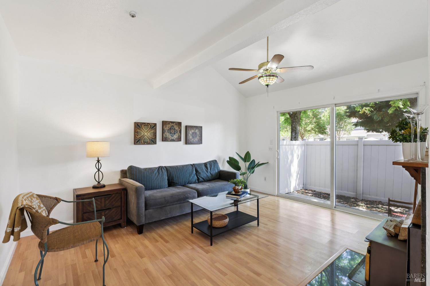 Detail Gallery Image 2 of 31 For 1068 Civic Center Dr, Rohnert Park,  CA 94928 - 2 Beds | 1/1 Baths