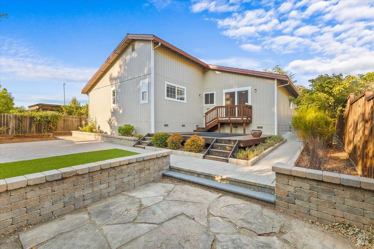Detail Gallery Image 5 of 39 For 859 Green Way, Santa Rosa,  CA 95404 - 3 Beds | 2 Baths