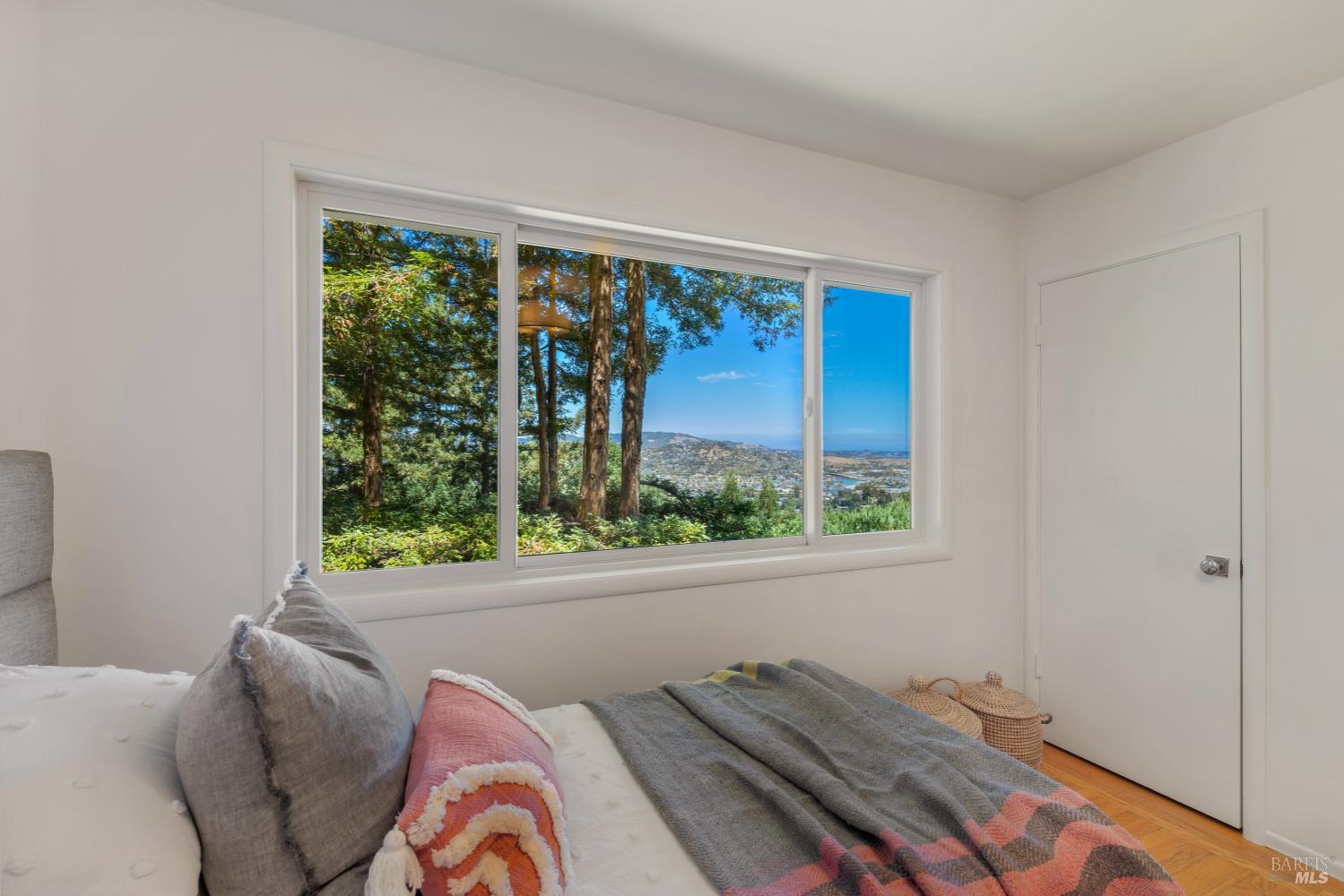 Detail Gallery Image 21 of 30 For 23 Sunrise Ln, Larkspur,  CA 94939 - 4 Beds | 2/1 Baths