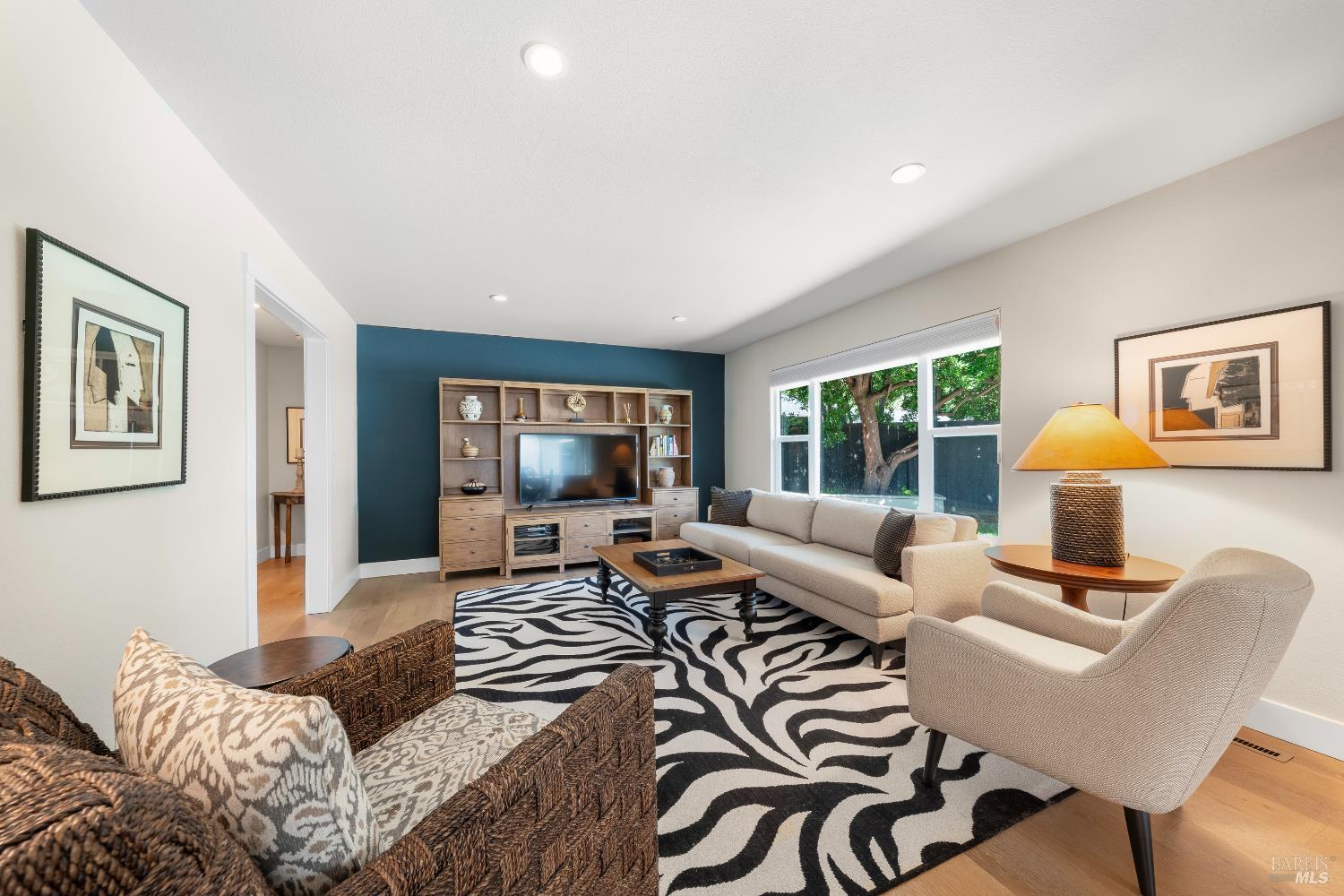 Detail Gallery Image 7 of 32 For 1929 Eleanor Dr, Santa Rosa,  CA 95404 - 3 Beds | 2/1 Baths