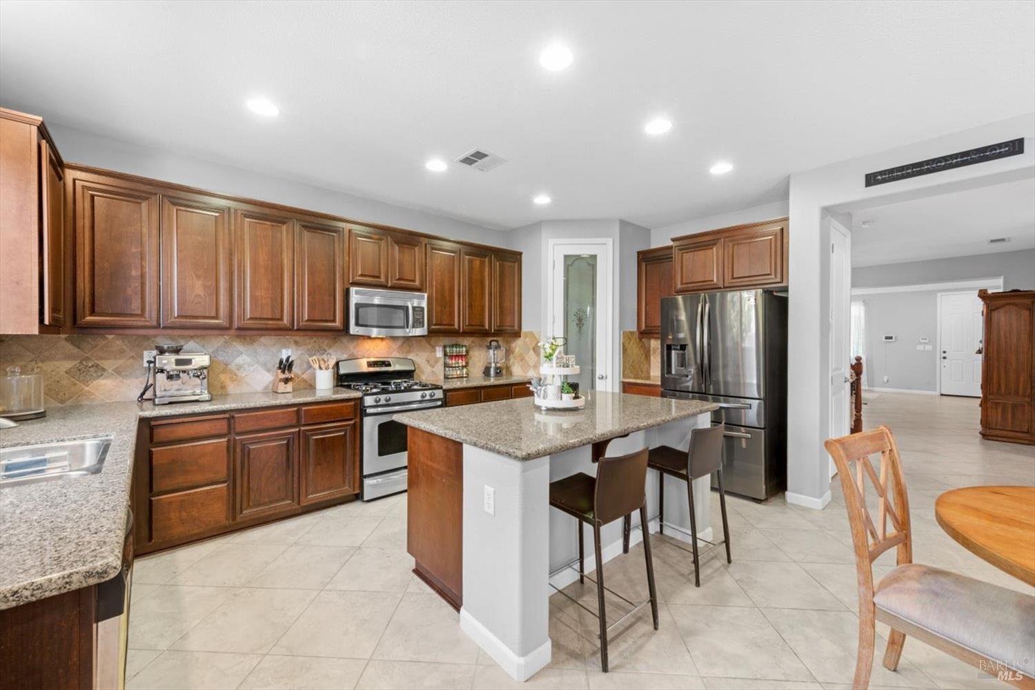 Detail Gallery Image 16 of 67 For 424 Cache Ct, Vacaville,  CA 95688 - 4 Beds | 3 Baths
