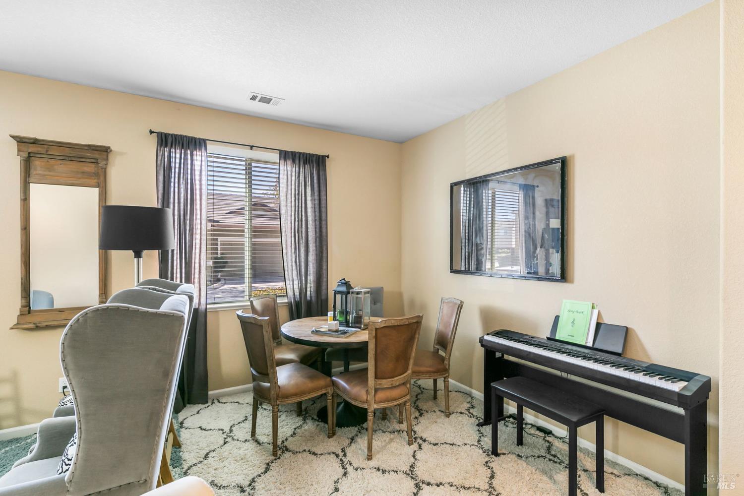 Detail Gallery Image 8 of 34 For 771 Del Mar Cir, Vacaville,  CA 95688 - 4 Beds | 2/1 Baths