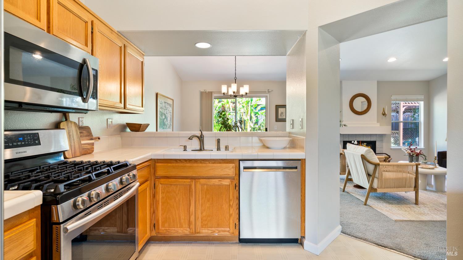 Detail Gallery Image 9 of 22 For 9474 Lazy Creek Dr, Windsor,  CA 95492 - 3 Beds | 2 Baths