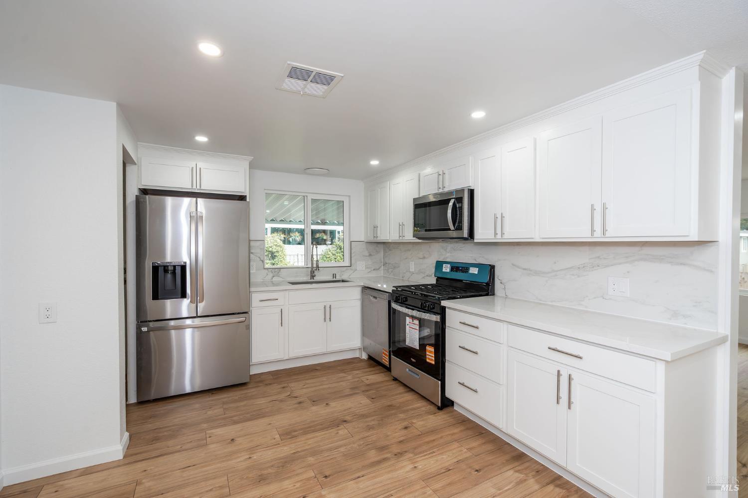Detail Gallery Image 5 of 32 For 188 Rancho Verde Cir, Rohnert Park,  CA 94928 - 3 Beds | 2 Baths