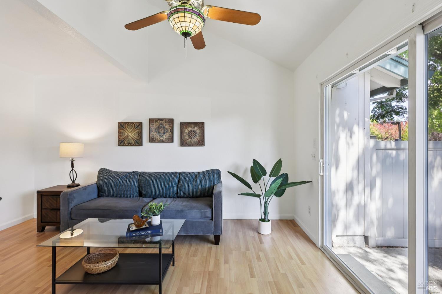 Detail Gallery Image 4 of 31 For 1068 Civic Center Dr, Rohnert Park,  CA 94928 - 2 Beds | 1/1 Baths