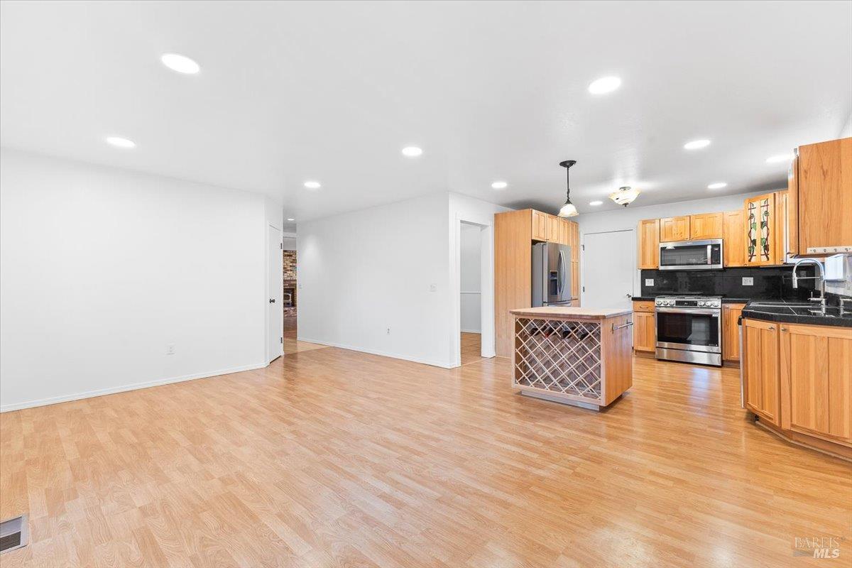 Detail Gallery Image 20 of 39 For 859 Green Way, Santa Rosa,  CA 95404 - 3 Beds | 2 Baths