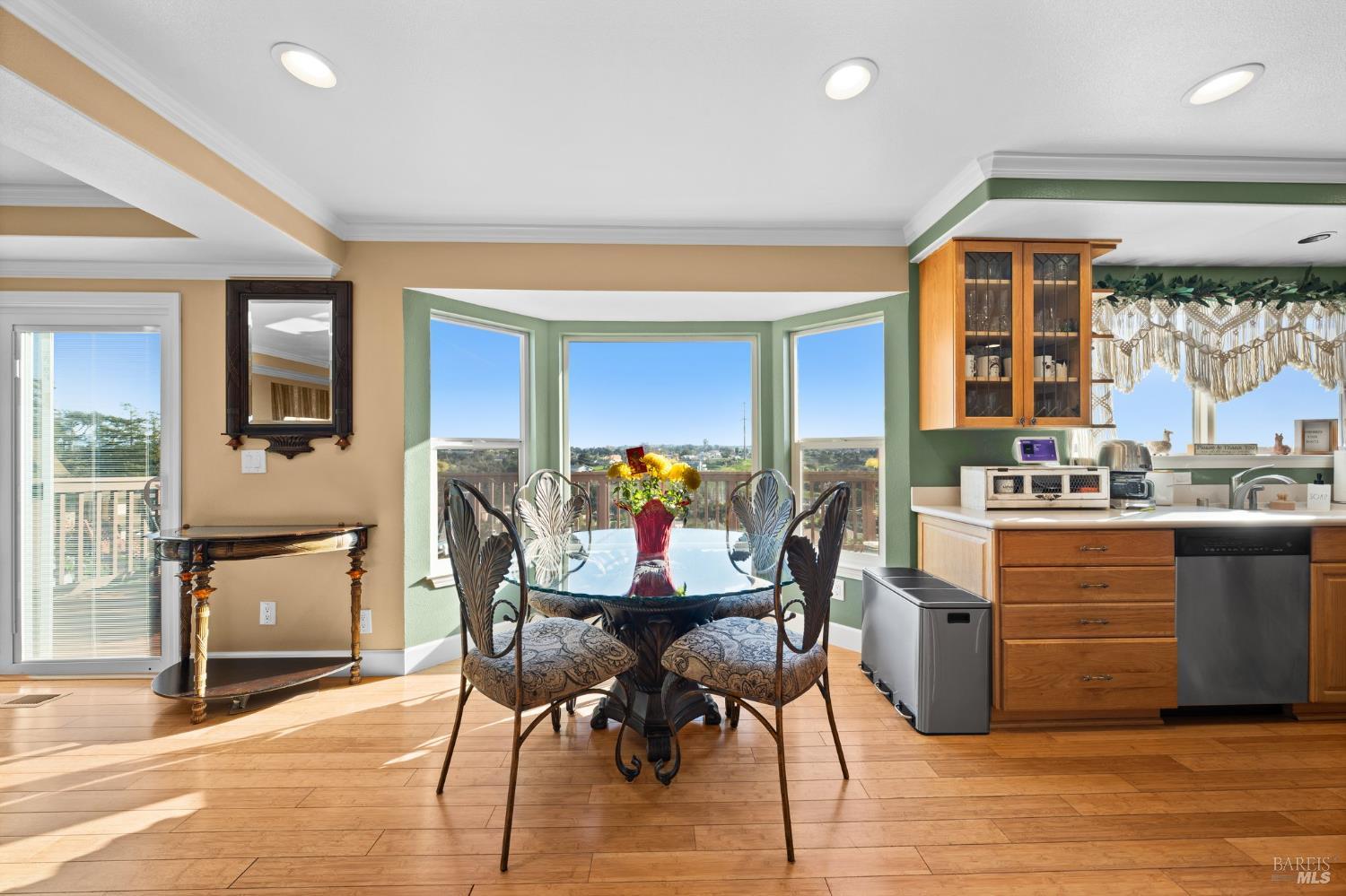 Detail Gallery Image 11 of 66 For 147 Acacia Way, Vallejo,  CA 94591 - 4 Beds | 2/1 Baths
