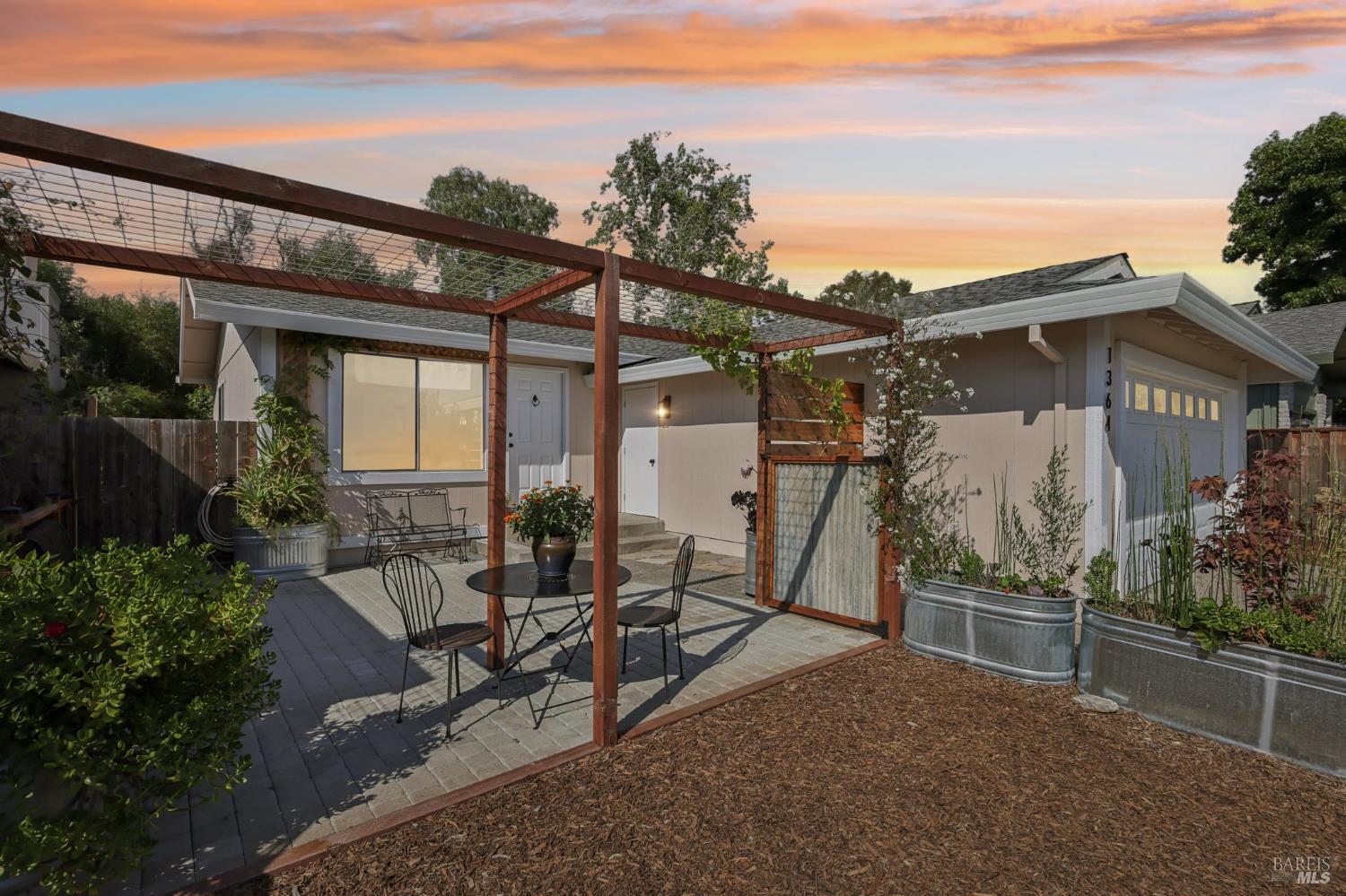 Detail Gallery Image 2 of 41 For 1364 Garmont Ct, Rohnert Park,  CA 94928 - 3 Beds | 2 Baths