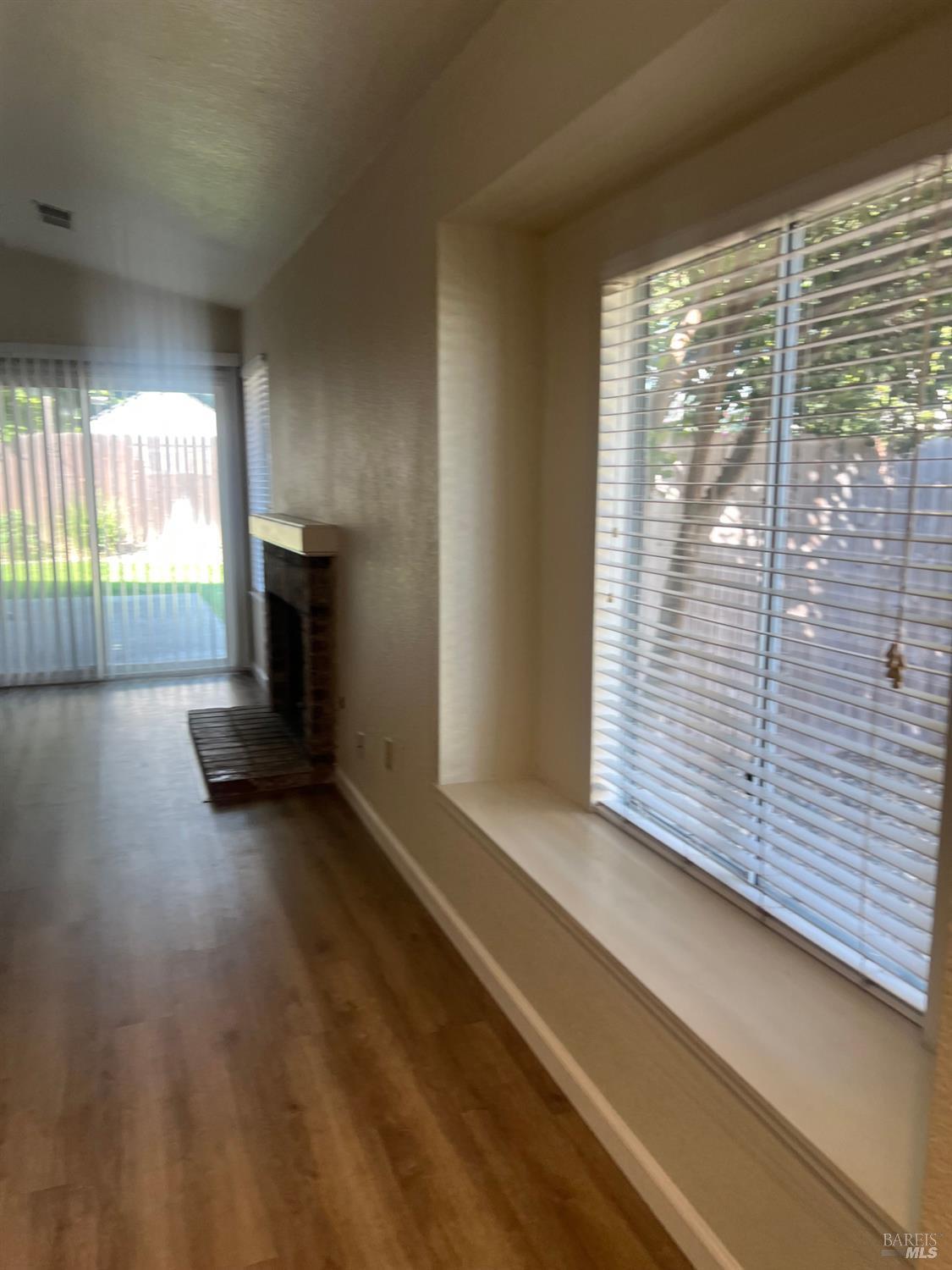 Detail Gallery Image 13 of 52 For 406 Stoneybrook Ln, Vacaville,  CA 95687 - 3 Beds | 2 Baths