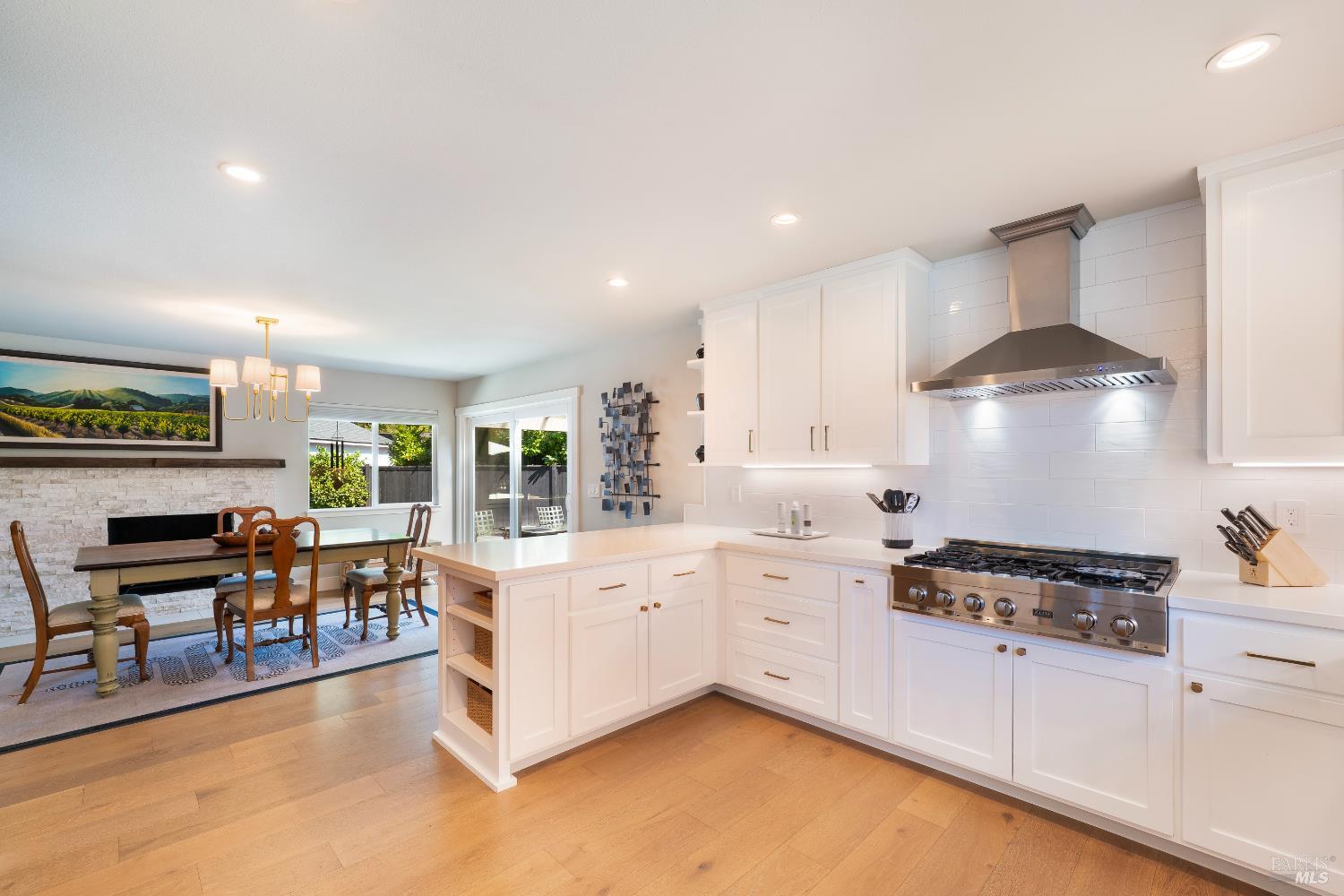 Detail Gallery Image 3 of 32 For 1929 Eleanor Dr, Santa Rosa,  CA 95404 - 3 Beds | 2/1 Baths
