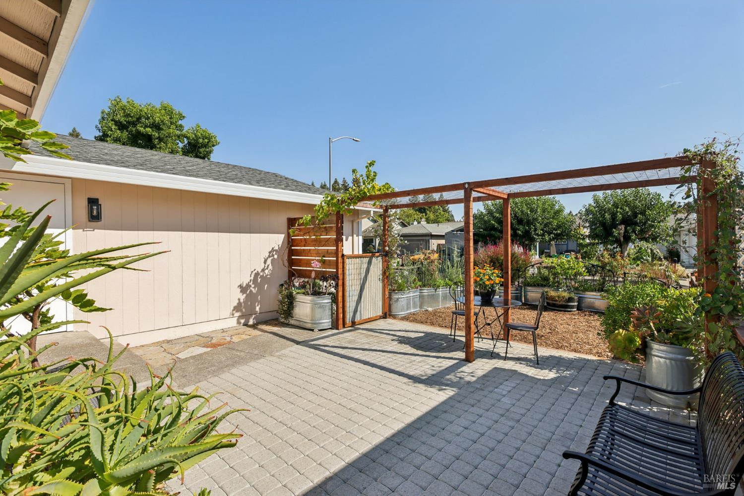 Detail Gallery Image 3 of 41 For 1364 Garmont Ct, Rohnert Park,  CA 94928 - 3 Beds | 2 Baths