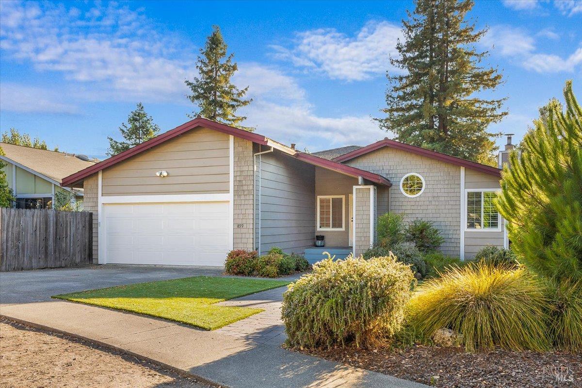 Detail Gallery Image 6 of 39 For 859 Green Way, Santa Rosa,  CA 95404 - 3 Beds | 2 Baths