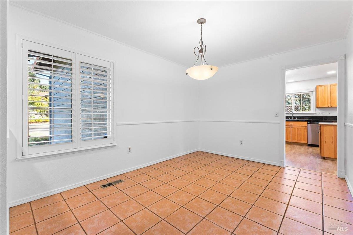 Detail Gallery Image 13 of 39 For 859 Green Way, Santa Rosa,  CA 95404 - 3 Beds | 2 Baths
