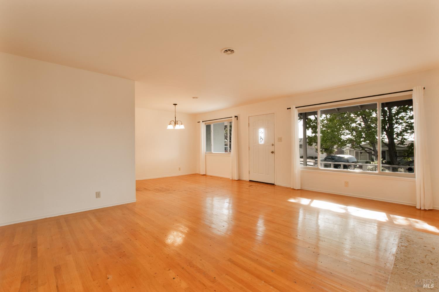 Detail Gallery Image 5 of 39 For 112 Fairfax Ct, Vallejo,  CA 94591 - 3 Beds | 2 Baths