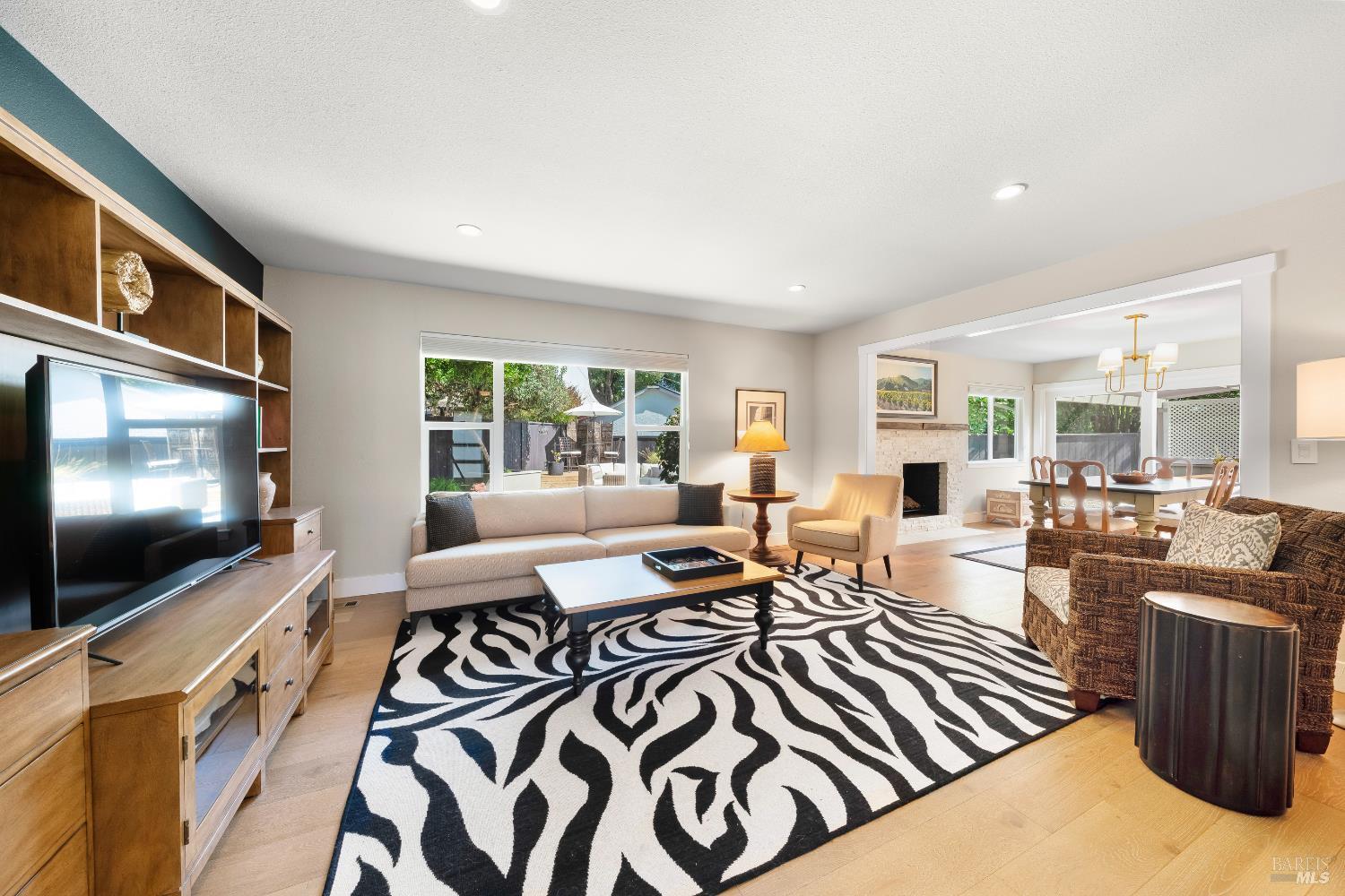 Detail Gallery Image 4 of 32 For 1929 Eleanor Dr, Santa Rosa,  CA 95404 - 3 Beds | 2/1 Baths