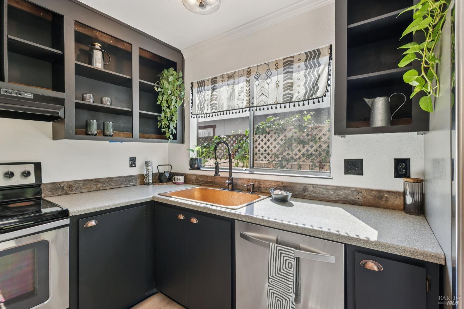 Detail Gallery Image 10 of 41 For 1364 Garmont Ct, Rohnert Park,  CA 94928 - 3 Beds | 2 Baths