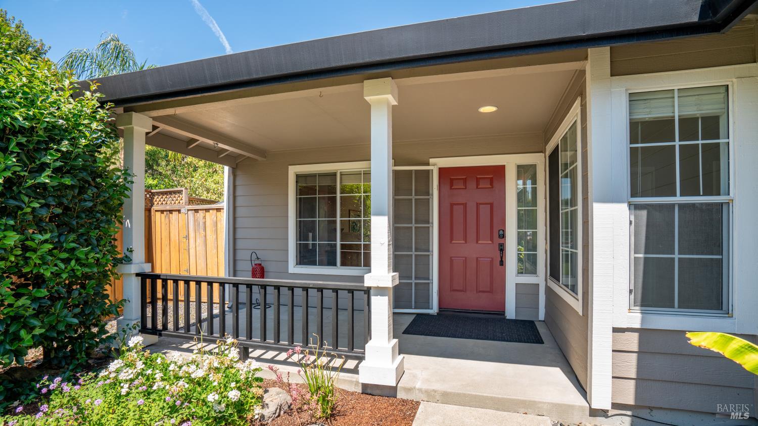 Detail Gallery Image 2 of 22 For 9474 Lazy Creek Dr, Windsor,  CA 95492 - 3 Beds | 2 Baths