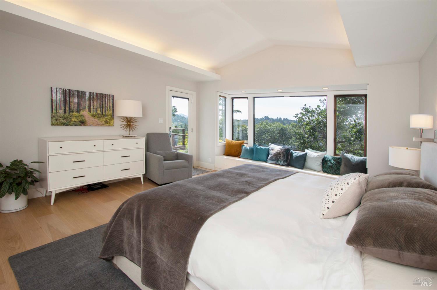 Detail Gallery Image 16 of 28 For 2 Vasco Dr, Mill Valley,  CA 94941 - 4 Beds | 3 Baths