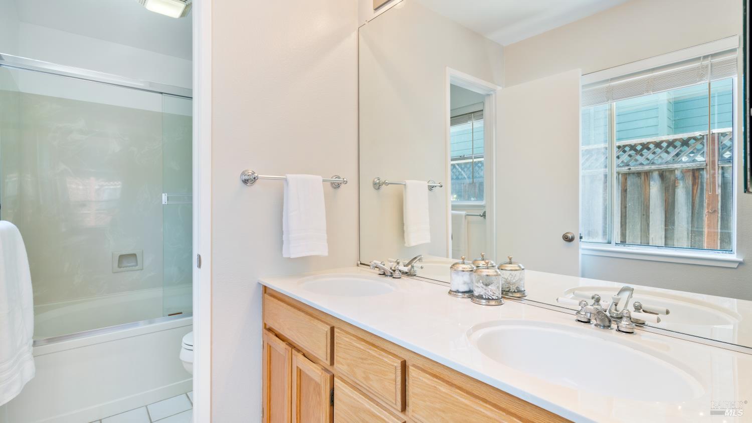 Detail Gallery Image 12 of 22 For 9474 Lazy Creek Dr, Windsor,  CA 95492 - 3 Beds | 2 Baths