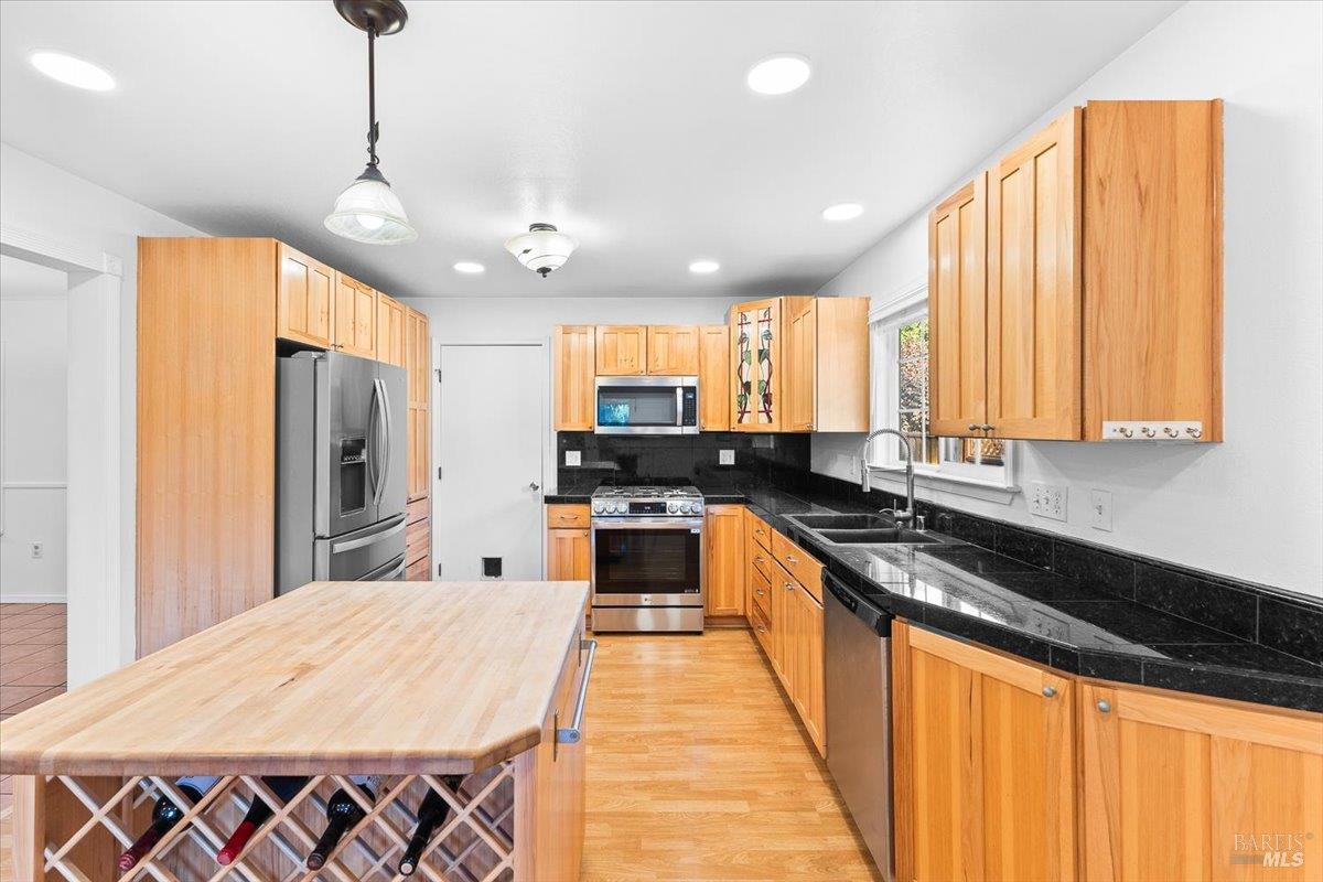 Detail Gallery Image 16 of 39 For 859 Green Way, Santa Rosa,  CA 95404 - 3 Beds | 2 Baths
