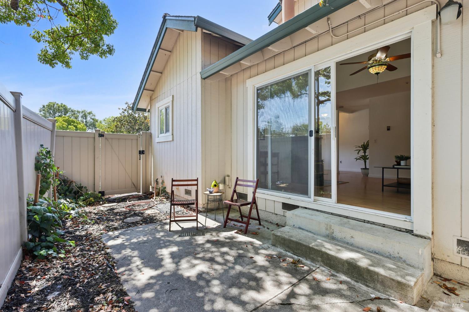 Detail Gallery Image 5 of 31 For 1068 Civic Center Dr, Rohnert Park,  CA 94928 - 2 Beds | 1/1 Baths