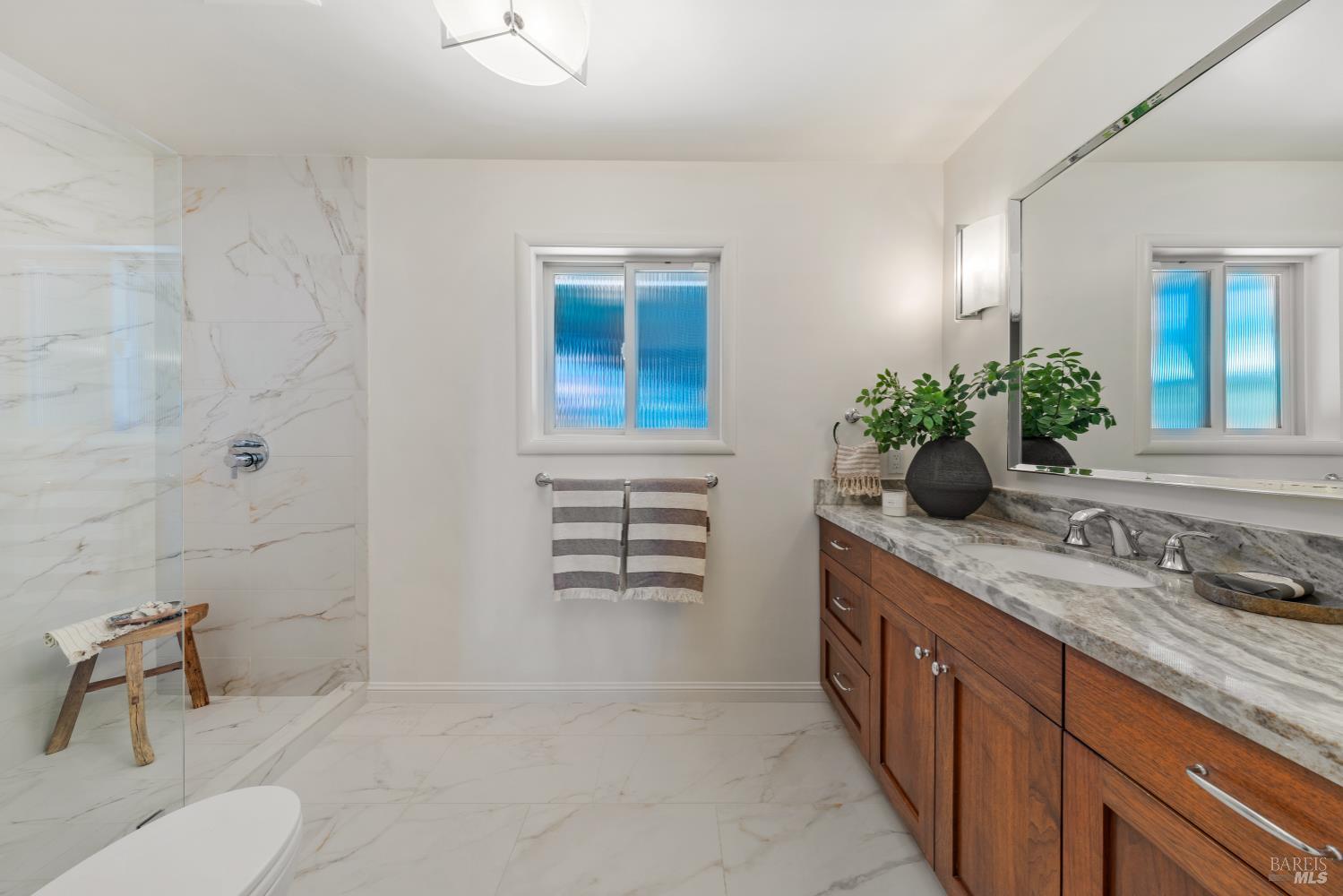 Detail Gallery Image 17 of 30 For 23 Sunrise Ln, Larkspur,  CA 94939 - 4 Beds | 2/1 Baths